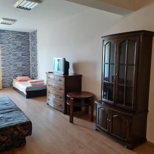 Zimmer mit einem Schlafzimmer mit einer Kommode und einem Bett in der Unterkunft Office Center and Showroom in Burgas City