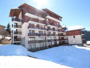 a building with snow in front of it at Appartement Peisey-Vallandry, 2 pièces, 4 personnes - FR-1-411-78 in Landry