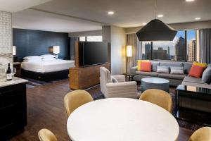um quarto de hotel com uma cama e uma sala de estar em Hyatt Regency Columbus em Columbus