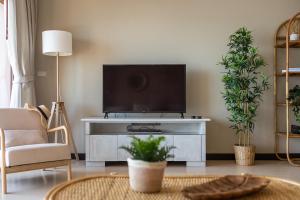 TV a/nebo společenská místnost v ubytování Tina Holiday Homes