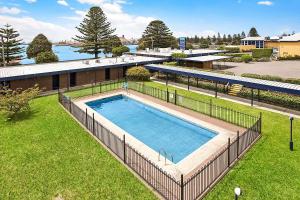 uma vista superior de uma piscina num quintal em Richmond Henty Hotel em Portland