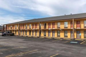 un gran edificio con un estacionamiento delante de él en Quality Inn Duncan Spartanburg West, en Duncan