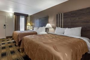 una camera d'albergo con due letti e una finestra di Quality Inn Duncan Spartanburg West a Duncan