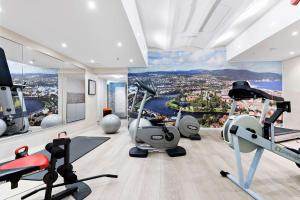 un gimnasio con equipamiento de ejercicio en un edificio en Best Western Plus Hotel Bakeriet en Trondheim
