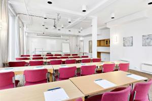 uma sala de aula com mesas e cadeiras numa sala em Best Western Plus Hotel Bakeriet em Trondheim