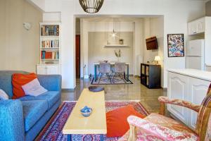 a living room with a blue couch and a table at Kellys Apartment in Anemómylos