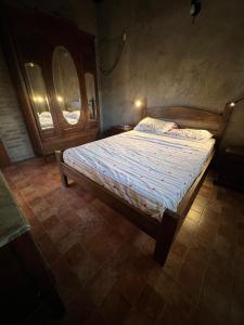 um quarto com uma cama e uma cabeceira em madeira em Casa Grande Reservas por privado em San Javier