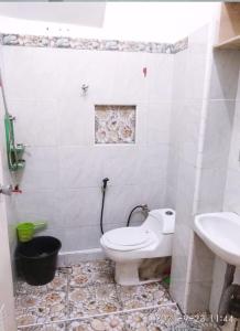 Sintang的住宿－GreenKOST，一间带卫生间和水槽的浴室