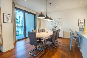 comedor con mesa y sillas en FAM Living - City Walk - Urban Staycations, en Dubái