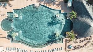 Bazén v ubytování Outrigger Mauritius Beach Resort nebo v jeho okolí