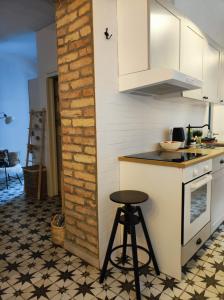 uma cozinha com um balcão e um banco num quarto em Studio apartment Frano em Zagreb