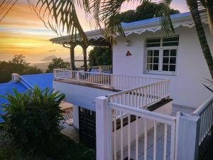 Φωτογραφία από το άλμπουμ του Villa Iguana, duplex paisible, vue magnifique mer et rocher du Diamant, piscine σε Sainte-Luce