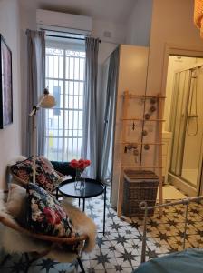 uma sala de estar com um sofá e uma mesa em Studio apartment Frano em Zagreb