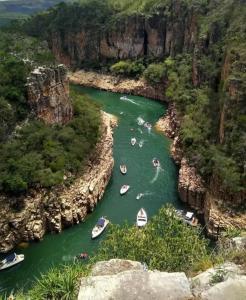 een groep boten in een rivier in een canyon bij Quarto da GABI in Capitólio