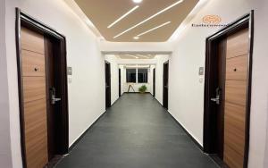 un corridoio di un corridoio con due porte e un lungo corridoio di Easternwoods Hotels a Bangalore