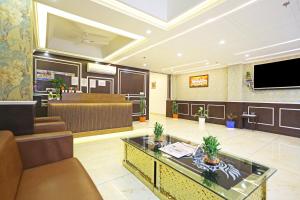 Μια τηλεόραση ή/και κέντρο ψυχαγωγίας στο Hotel Decent Suites - Delhi Airport