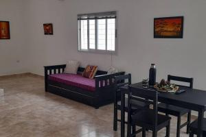 - un salon avec un canapé et une table dans l'établissement Casa con vista a las sierras, à Santa María