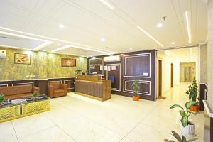 un vestíbulo con sofás y TV en un edificio en Hotel Decent Suites - Delhi Airport en Nueva Delhi