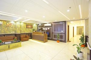 Μια τηλεόραση ή/και κέντρο ψυχαγωγίας στο Hotel Decent Suites - Delhi Airport