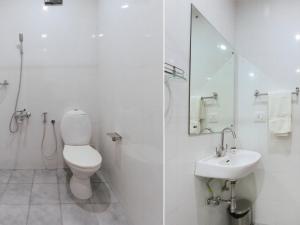 uma casa de banho branca com um WC e um lavatório em HOTEL NEWCASTLE em Vadakkāncheri