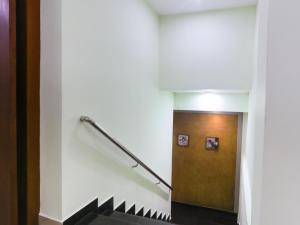 uma escada num edifício com um corrimão de metal em HOTEL NEWCASTLE em Vadakkāncheri
