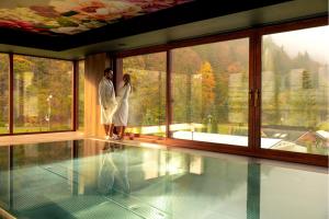Szczawnica Park Resort & Spa内部或周边的泳池