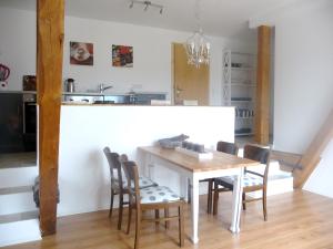 cocina y comedor con mesa y sillas en Ferienhof Sandmann, en Wangels