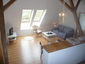 sala de estar con sofá y mesa en Ferienhof Sandmann en Wangels