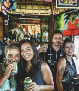 un gruppo di persone che bevono birra in un bar di Pai River Jam Hostel & Campground a Pai Altre 70 foto