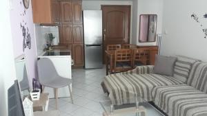 uma sala de estar com um sofá e uma cozinha em Dimos em Tessalónica