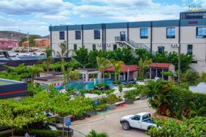 um edifício de apartamentos com piscina e estacionamento em KOZOBE HÔTEL em Ambilobe