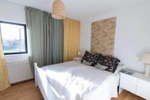 una camera con un letto bianco e una finestra di Seepark Weiden - Baumhof a Weiden am See