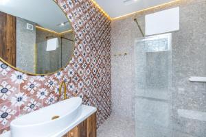 La salle de bains est pourvue d'un lavabo et d'un miroir. dans l'établissement Bukowina Tatrzańska -Czarna Góra- Black Apart- piękny widok na Tatry, à Bukowina Tatrzańska
