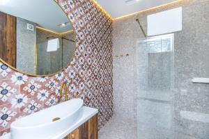 Koupelna v ubytování Bukowina Tatrzańska -Czarna Góra- Black Apart- widok na Tatry, jacuzzi, bilard, game room + 37 fotografií