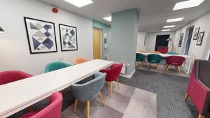 een wachtkamer met stoelen en een tafel in een kamer bij Comfy Ensuite Bedrooms at Manchester Gardens near City Centre in Manchester