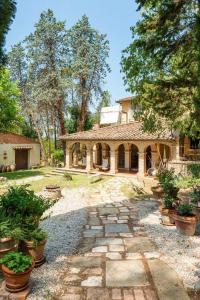 une maison avec une passerelle en pierre dans une cour dans l'établissement Villa San Filippo, à Arezzo