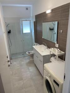 a bathroom with a toilet sink and a shower at Apartment Bliss in Bat Yam