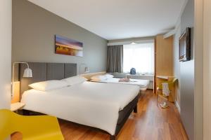 Postel nebo postele na pokoji v ubytování ibis Hotel Würzburg City