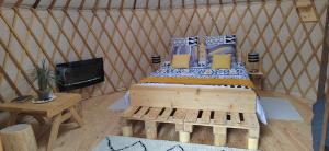 弗瑞蘭的住宿－Yourte des Verts Bois，蒙古包内一间卧室,配有一张木床