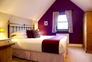 Un pat sau paturi într-o cameră la Faebuie Cottages