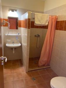 Kúpeľňa v ubytovaní Ligetalja Termál Apartmanok + 13 fotografií
