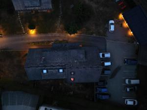 einen Ausblick über ein Gebäude in der Nacht mit geparkten Autos in der Unterkunft Gästehaus Wald und See in Titisee-Neustadt