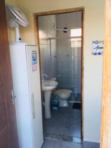 La salle de bains est pourvue de toilettes et d'un lavabo. dans l'établissement Águas Quentes, à Caraguatatuba