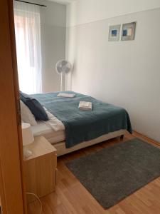 A bed or beds in a room at HI Downtown Apartment A12