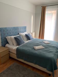 A bed or beds in a room at HI Downtown Apartment A12