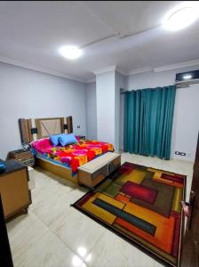una camera con un grande letto e un tappeto di Dreams House in Maadi a Il Cairo