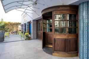 un edificio con una gran puerta de madera y un patio en Jerusalem Gold Hotel, en Jerusalén