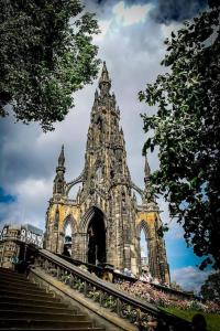 un gran edificio con escaleras delante en Cosy & Bright Semi-Detached House en Edimburgo