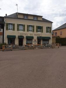 a building with a hotel do note on the front at hotel du Nord in Brassy