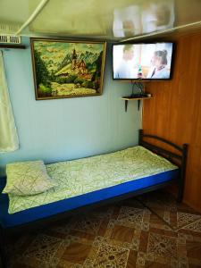 ブワディスワボボにあるBaza Turystyczna Atolのベッド2台と壁にモニター2台が備わる客室です。